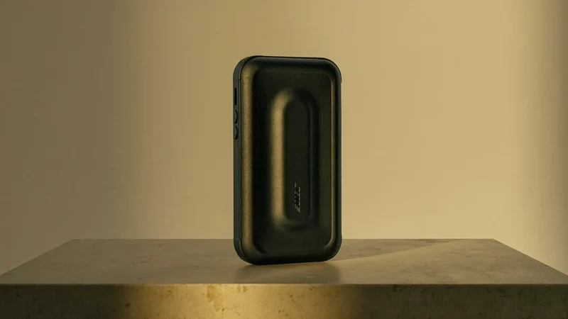Mat mørkt robust smartphone-cover stående på en lys sokkel i studielys